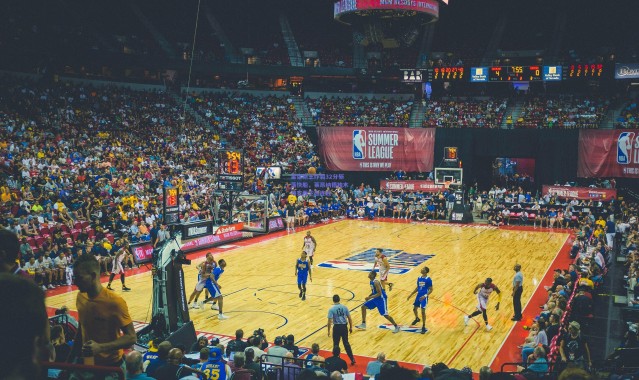 爱游戏移动官网|雷霆新王炸裂32分斩落快船，莱昂纳德独木难支吞下五连败